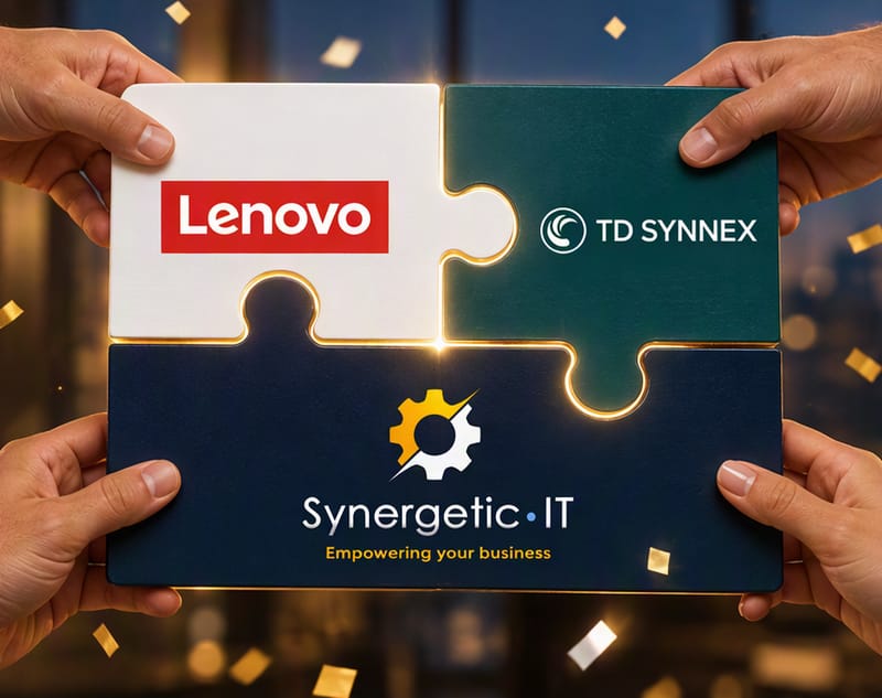 Vier Hände halten drei verbundene Puzzleteile mit den Logos von Lenovo, TD SYNNEX und Synergetic IT, mit einem warmen goldenen Leuchten entlang der Nähte und goldenem Konfetti in einem Büro in der Abenddämmerung.